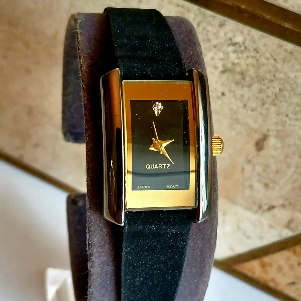 Elegant Black and Gold Quartz Watch